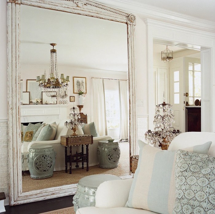 How to decorate a room with mirrored walls