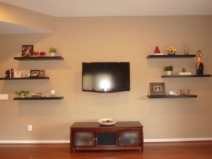 How to decorate floating shelves in living room